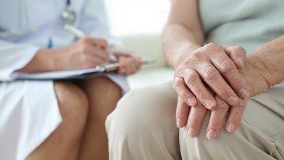 Руки пациента лежат на коленях